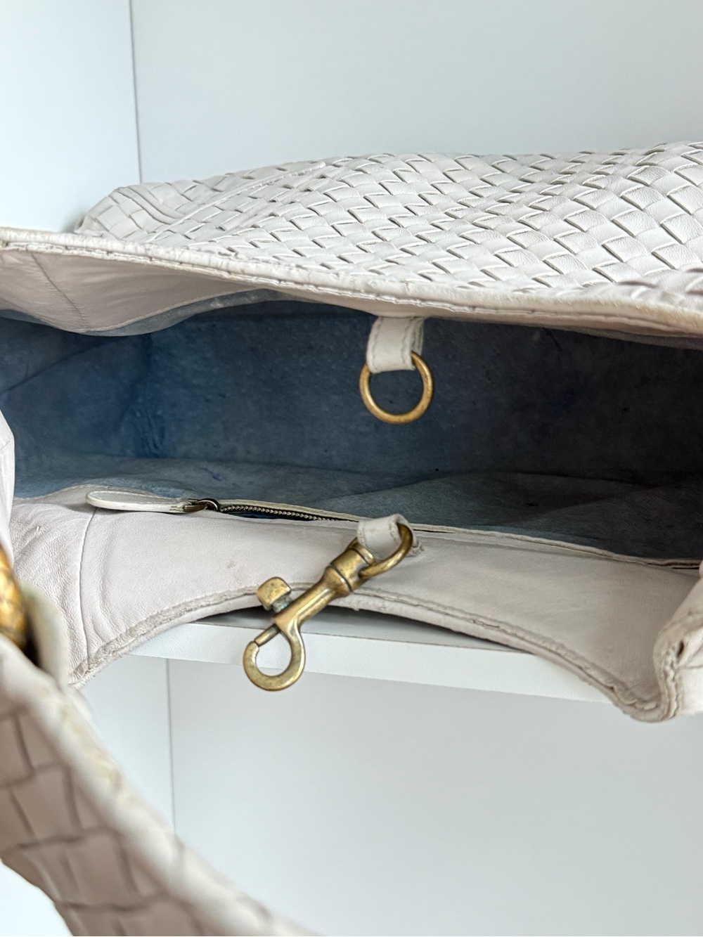 Bottega Veneta Cream Hobo Bag with Woven Leather and Curved Design - Picture 5 of 16